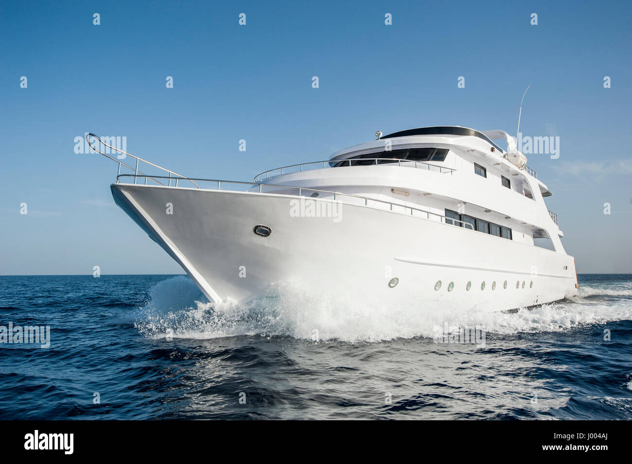 Grande lussuoso yacht a motore in navigazione a vela in mare Foto Stock