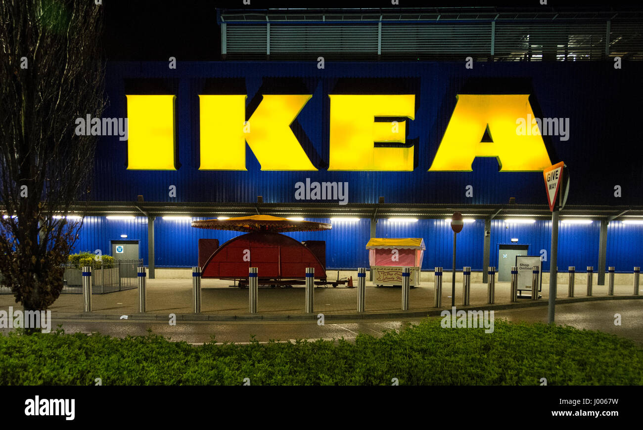 Grande giallo, neon negozio Ikea segno esterno di superstore di Wembley, London, Regno Unito Foto Stock