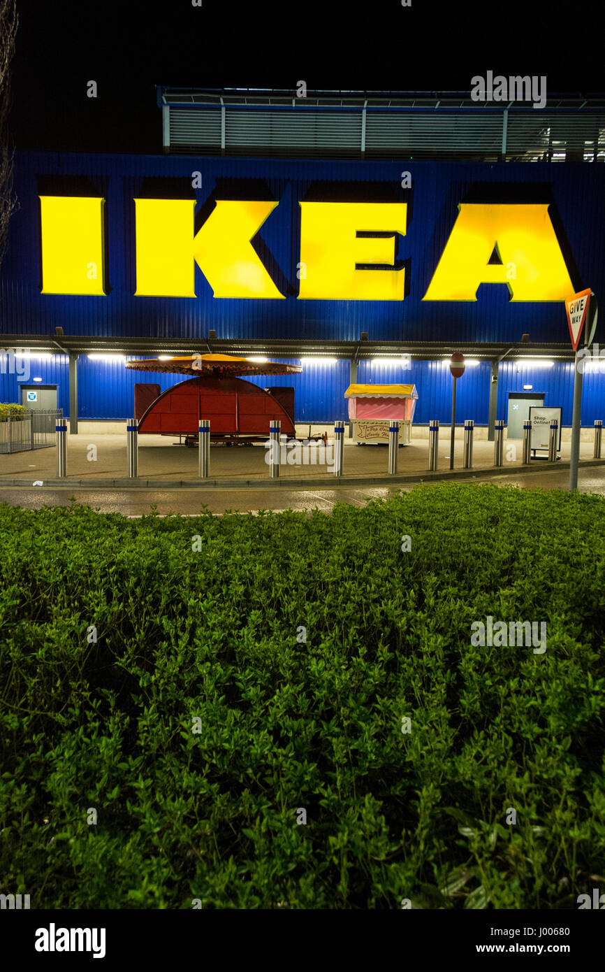 Grande giallo, neon negozio Ikea segno esterno di superstore di Wembley, London, Regno Unito Foto Stock