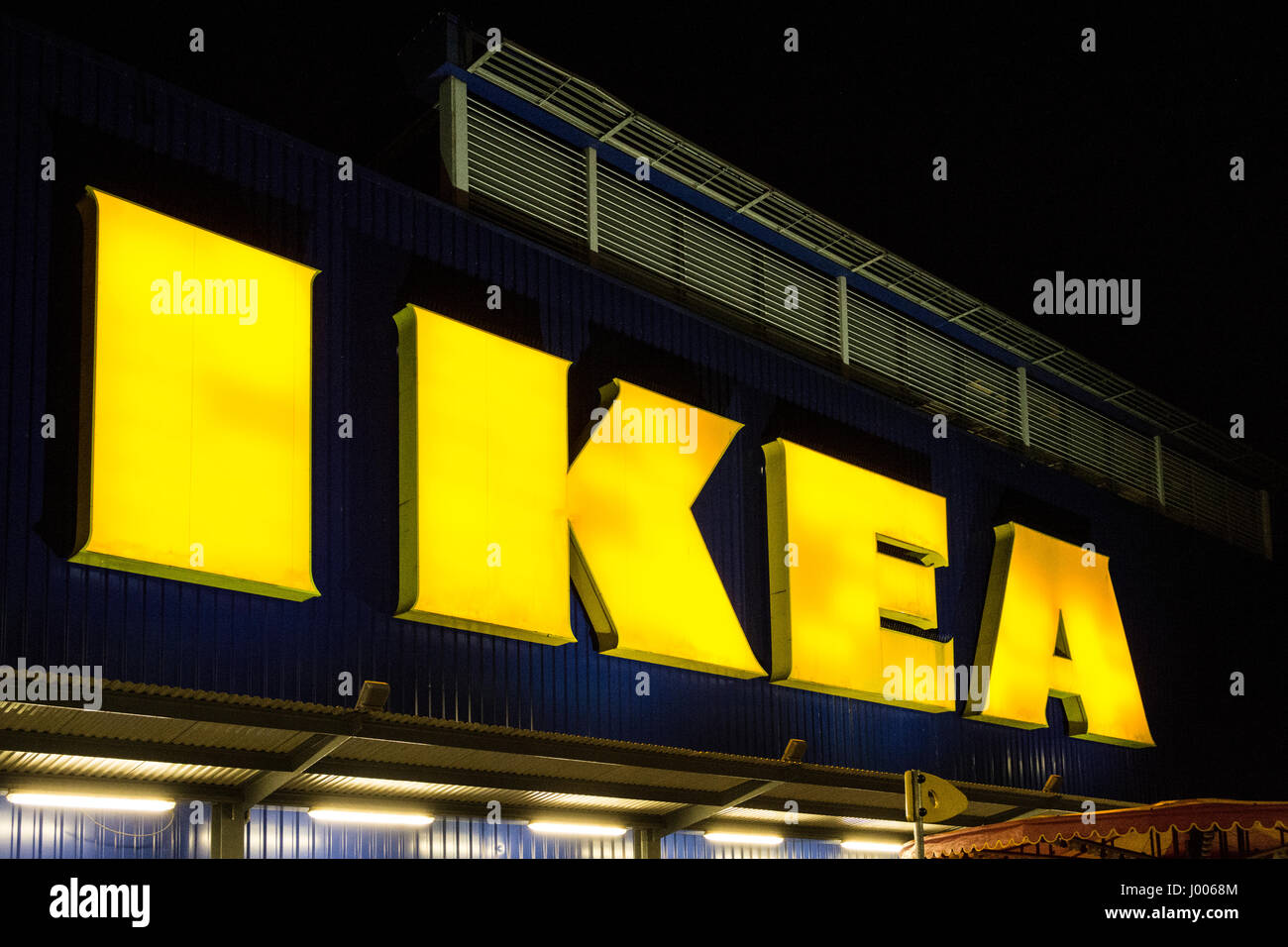 Grande giallo, neon negozio Ikea segno esterno di superstore di Wembley, London, Regno Unito Foto Stock