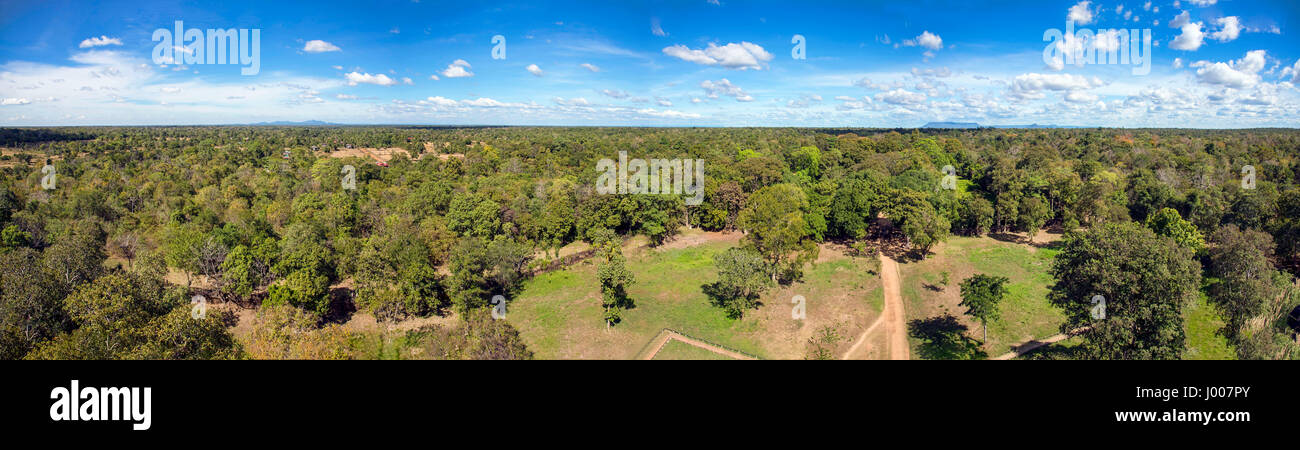 Vista panoramica della giungla cambogiana di Koh Ker tempio. Il tasso di deforestazione in Cambogia è uno dei più alti del mondo e spesso è perce Foto Stock