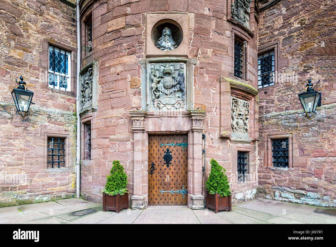 Glamis, Regno Unito - 17 agosto 2014: l'ingresso di Glamis Castle. Il castello è aperto al pubblico ed è stata la casa d'infanzia di Regina Elizabe Foto Stock