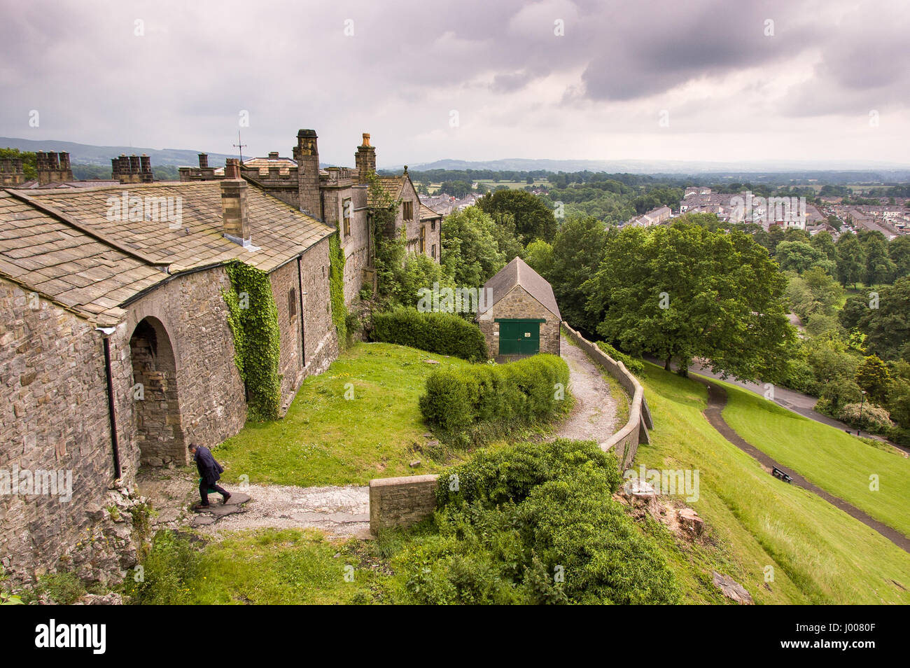 Clitheroe, England, Regno Unito - 16 Giugno 2007: Il stalbles e il palazzo di giustizia del castello a Clitheroe in Lancashire. Foto Stock