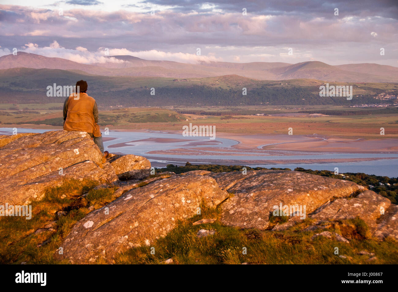 Il sole tramonta sull'estuario del Afon Dwyryd river a Porthmadog nel Galles del Nord, visto dal Moel-y-Gest montagna nel Parco Nazionale di Snowdonia. Foto Stock
