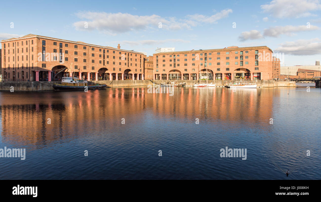 Liverpool, in Inghilterra, Regno Unito - 11 Novembre 2016: il sole splende sul risviluppata Albert Dock in Liverpool docks storico. Foto Stock
