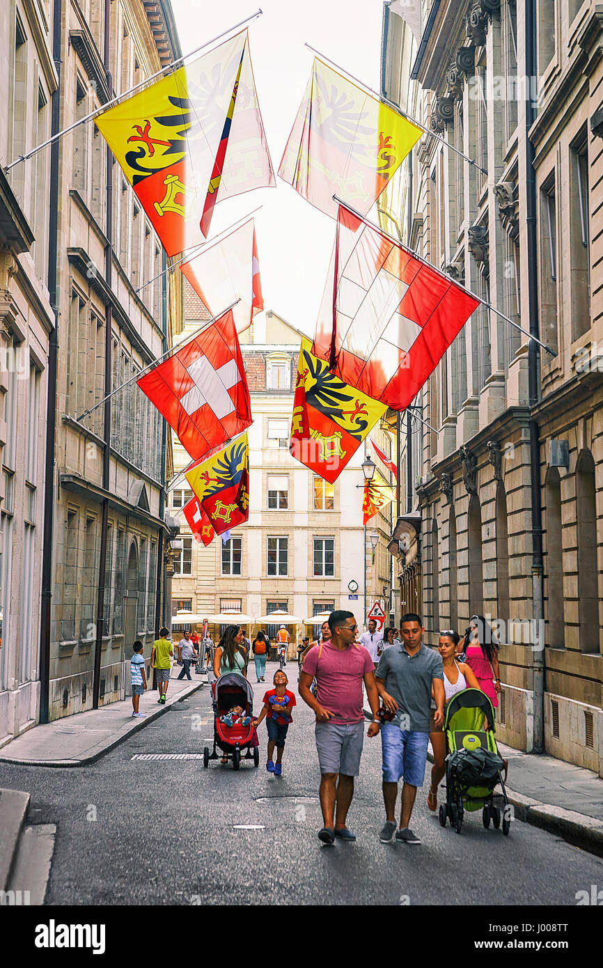 Ginevra, Svizzera - 30 agosto 2016: persone in strada con le bandiere su Rue de Hotel-de-Ville a Ginevra, città vecchia, Svizzera Foto Stock