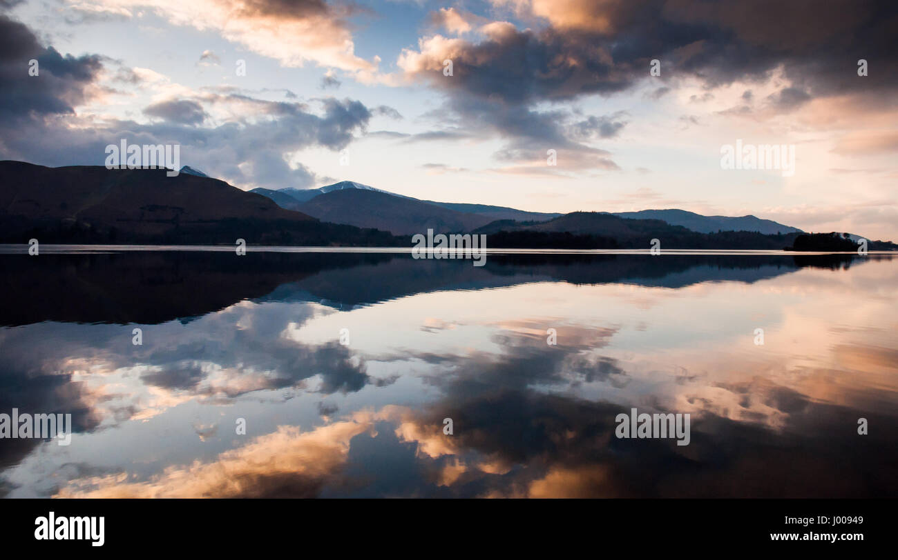 Catbells mountain e nuvole stagliano contro il tramonto riflesso in Derwent Water lago nel Lake District inglese. Foto Stock