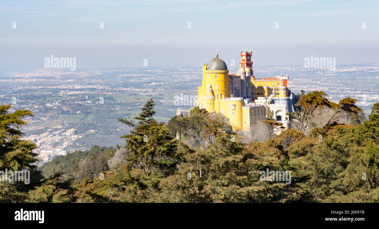 Il cliché vista della favola di Palacio da Pena palazzo reale dall'alta croce sulla cima a sintra vicino Lisbona in Portogallo. Foto Stock