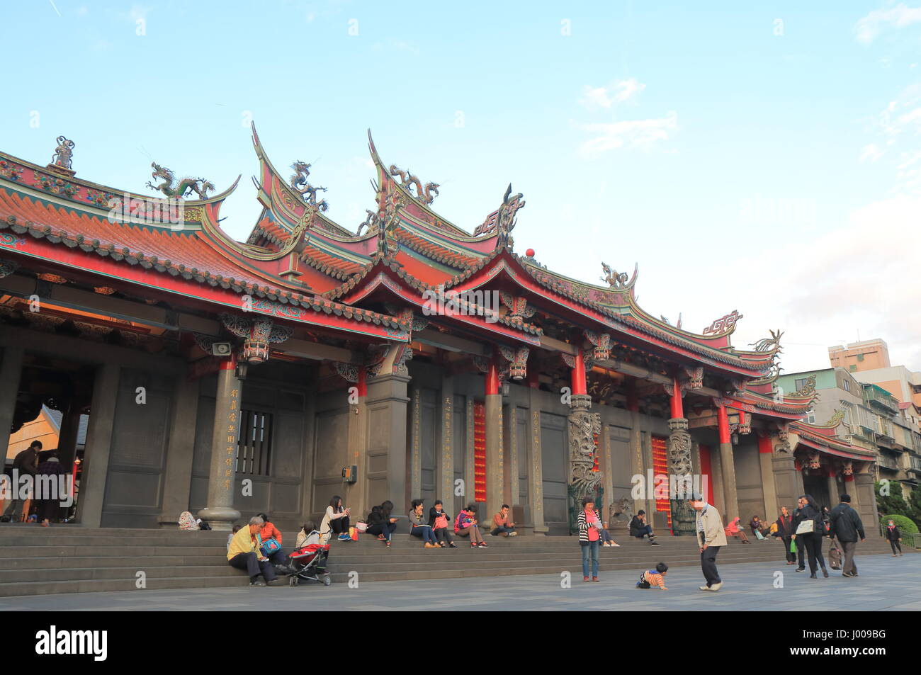 La gente visita Hsing Tian tempio in Taipei Taiwan. Hsing Tian tempio è dedicato a Guan Yu patrono dio di uomini di affari. Foto Stock