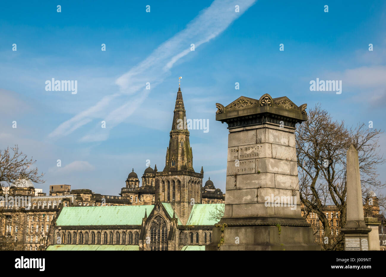 Una veduta della Chiesa di Scozia è la cattedrale di Glasgow nel centro della città in una luminosa giornata di sole con cielo blu e bianco drammatico di striature di cloud Foto Stock