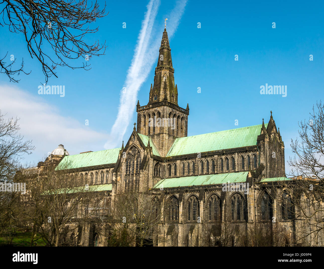 Una veduta della Chiesa di Scozia è la cattedrale di Glasgow nel centro della città in una luminosa giornata di sole con cielo blu e bianco drammatico di striature di cloud Foto Stock