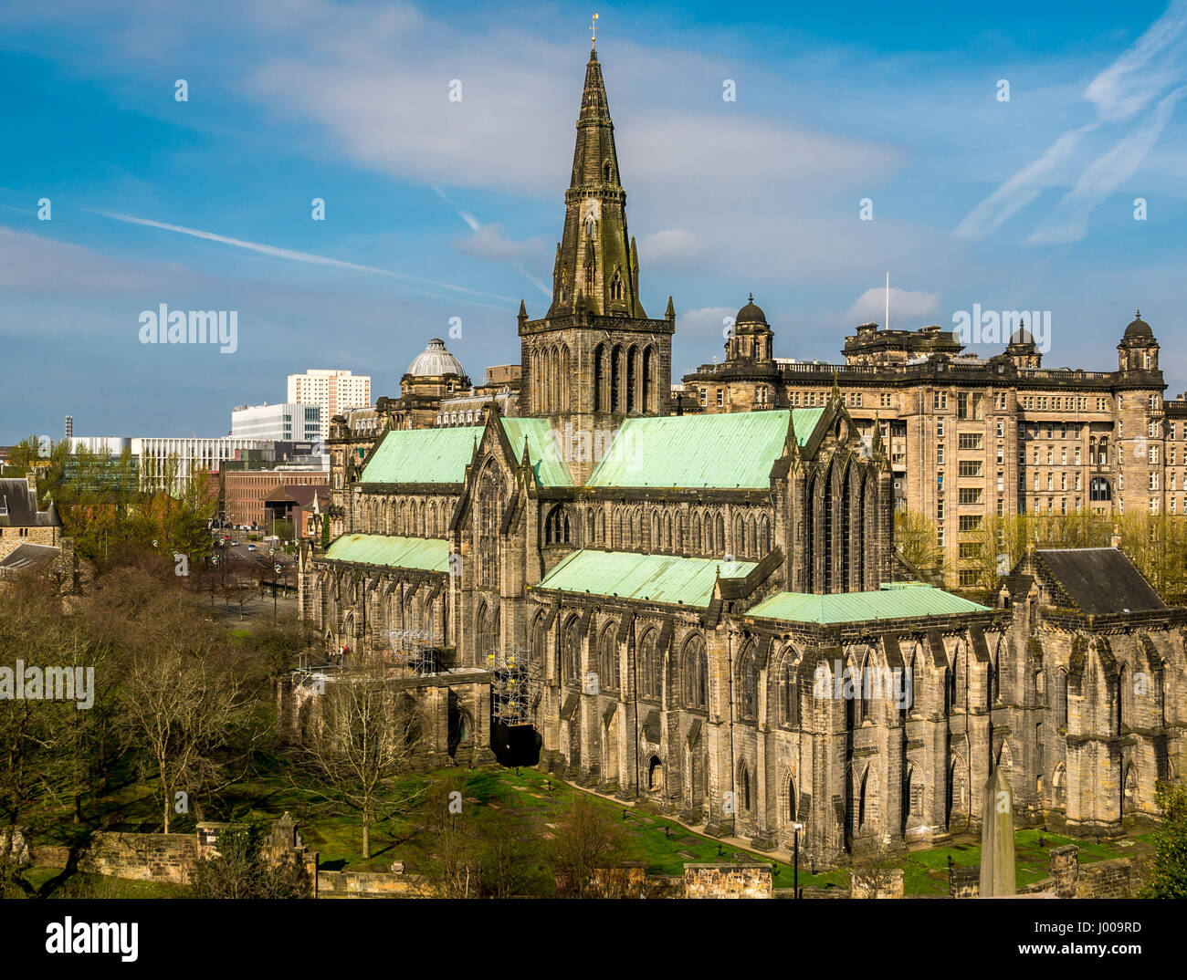 Una veduta della Chiesa di Scozia è la cattedrale di Glasgow nel centro della città in una luminosa giornata di sole con cielo blu e bianco drammatico di striature di cloud Foto Stock