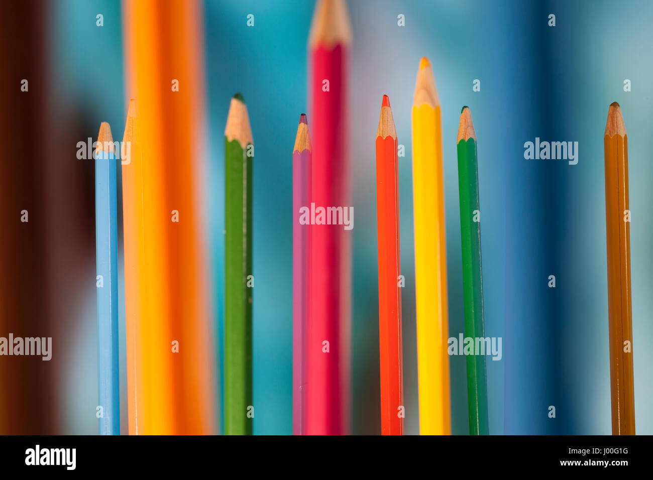 Composizione di macro di matite colorate in posizione eretta Foto Stock