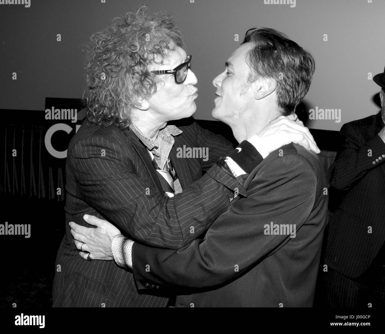 Mick Rock e Barnaby arrivano di argilla per la premiere di 'Scaldo! Il Psycho-Spiritual Mantra di roccia" tenutasi presso i Teatri del Pacifico a Los Angeles, California at The Grove il 5 aprile 2017. (Altered digitalmente in bianco e nero) Foto Stock