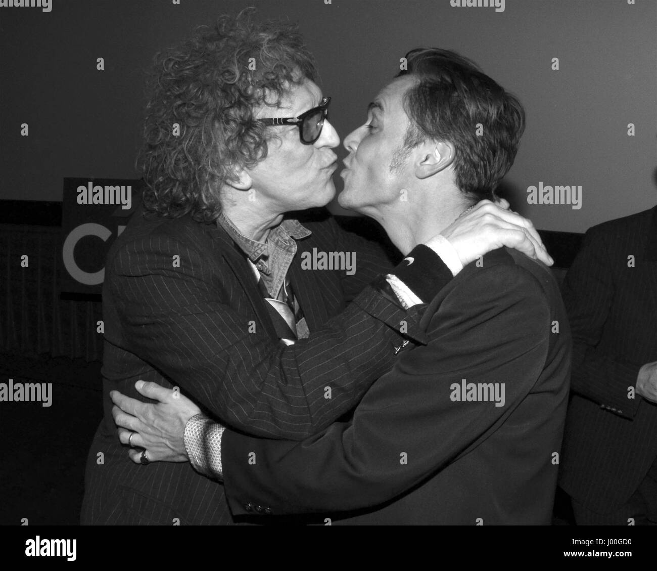 Mick Rock e Barnaby arrivano di argilla per la premiere di 'Scaldo! Il Psycho-Spiritual Mantra di roccia" tenutasi presso i Teatri del Pacifico a Los Angeles, California at The Grove il 5 aprile 2017. (Altered digitalmente in bianco e nero) Foto Stock