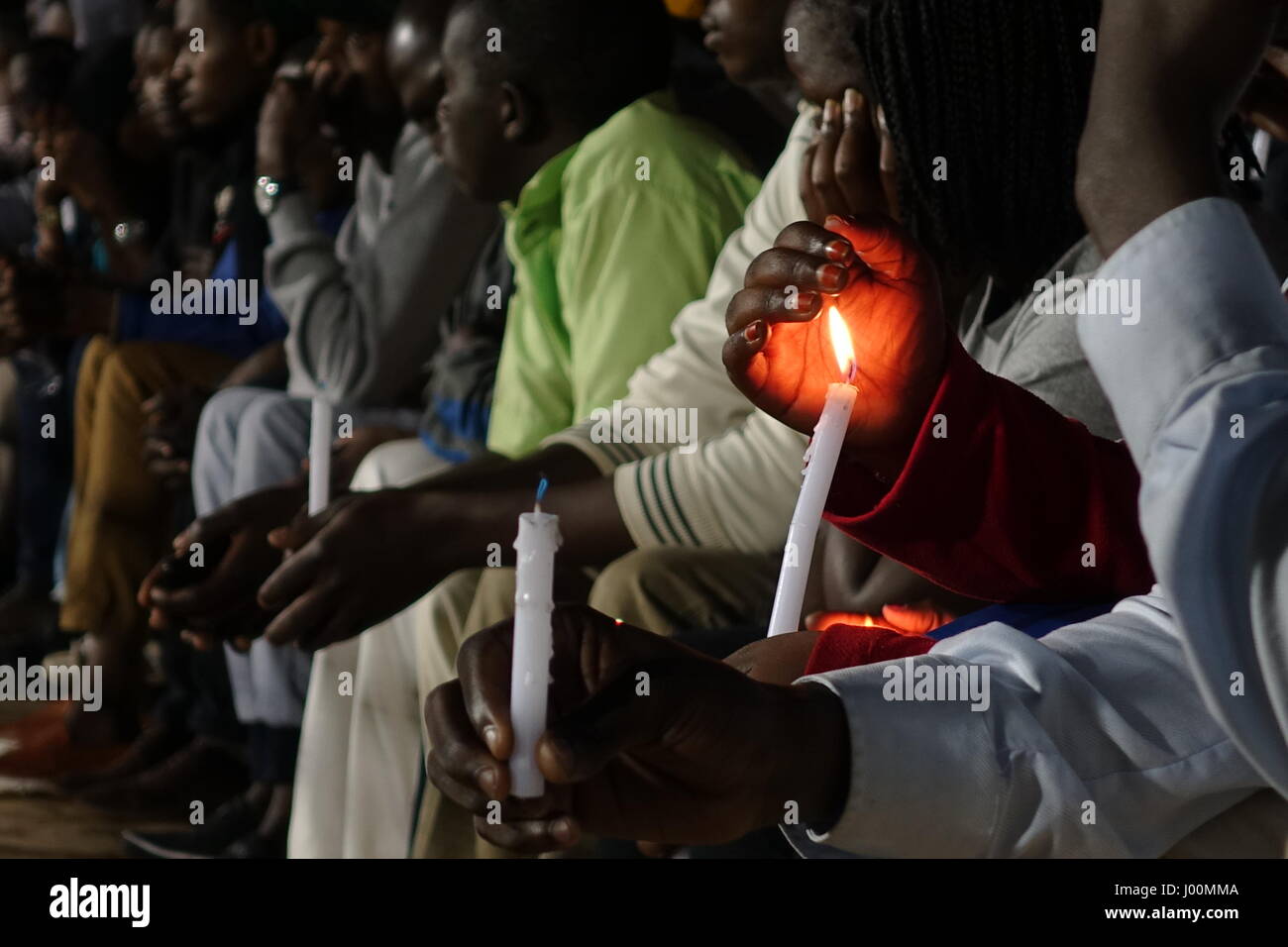 Il Kigali. 8 apr, 2017. Persone Tenere candele durante una notte di veglia per la commemorazione del 1994 il genocidio dei tutsi in Ruanda a Amahoro National Stadium di Kigali, Ruanda, in data 7 aprile 2017. Illuminazione della fiamma di speranza e la posa della corona al Kigali Genocide Memorial Centre segnò l inizio del XXIII commemorazione del genocidio del 1994 in cui più di un milione di persone in Ruanda, in maggioranza Tutsi e Hutu moderati sono stati uccisi. Credito: Xinhua/Alamy Live News Foto Stock