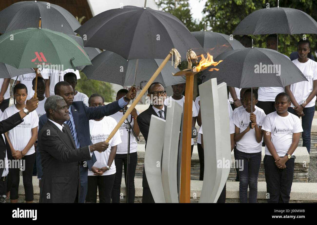 Il Kigali. 8 apr, 2017. Il presidente rwandese Paul Kagame (R) anteriore e della Commissione dell'Unione Africana, Presidente Moussa Faki Mahamat (L, anteriore) luce della fiamma del ricordo presso il memoriale del genocidio a Gisozi a Kigali, Ruanda, in data 7 aprile 2017. Illuminazione della fiamma di speranza e la posa della corona al Kigali Genocide Memorial Centre segnò l inizio del XXIII commemorazione del genocidio del 1994 in cui più di un milione di persone in Ruanda, in maggioranza Tutsi e Hutu moderati sono stati uccisi. Credito: Xinhua/Alamy Live News Foto Stock