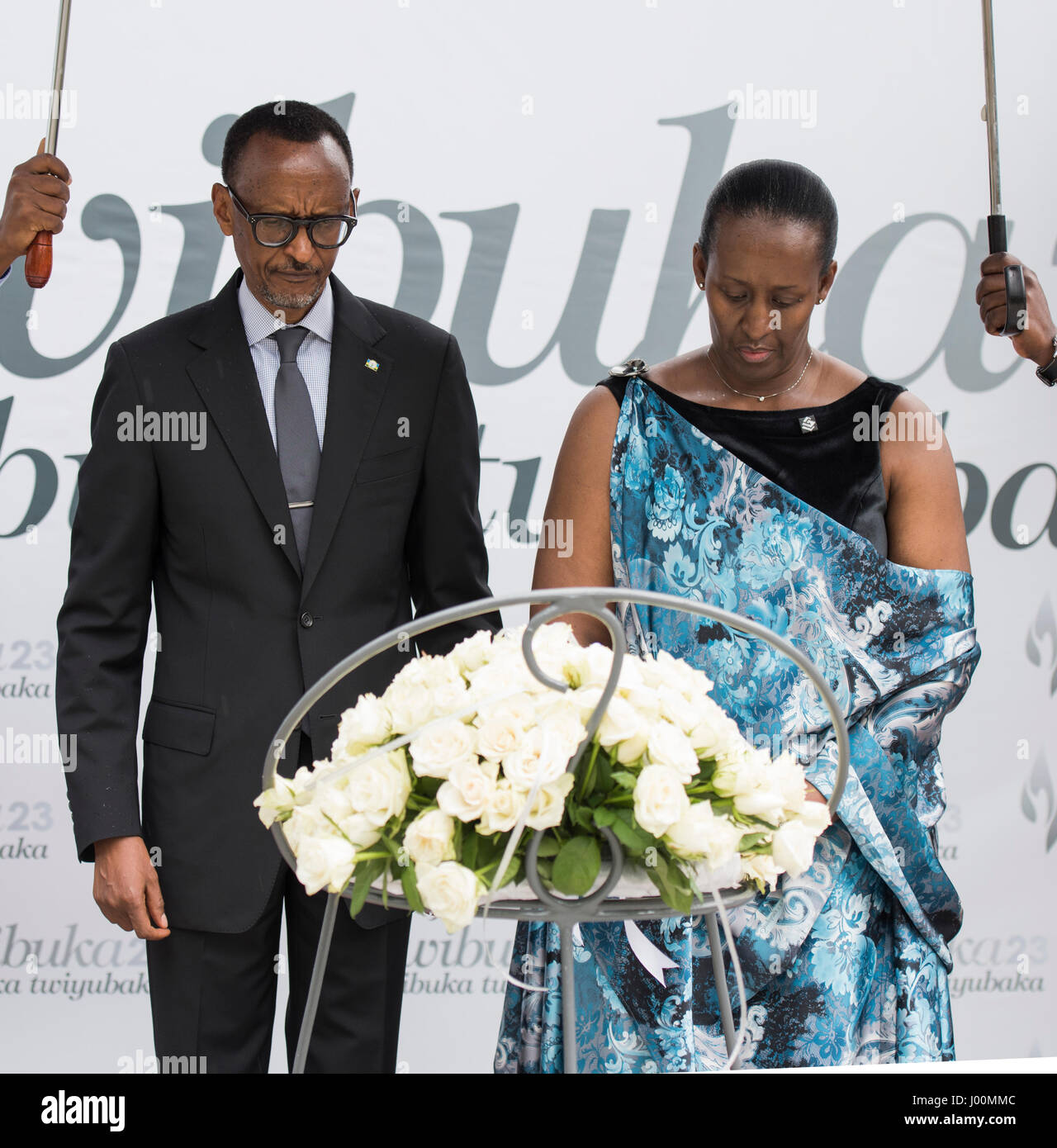 Il Kigali. 8 apr, 2017. Il presidente rwandese Paul Kagame e la First Lady Jeannette Kagame deporre una corona al genocidio vittima di tombe di massa a Kigali, Ruanda, in data 7 aprile 2017. Illuminazione della fiamma di speranza e la posa della corona al Kigali Genocide Memorial Centre segnò l inizio del XXIII commemorazione del genocidio del 1994 in cui più di un milione di persone in Ruanda, in maggioranza Tutsi e Hutu moderati sono stati uccisi. Credito: Xinhua/Alamy Live News Foto Stock
