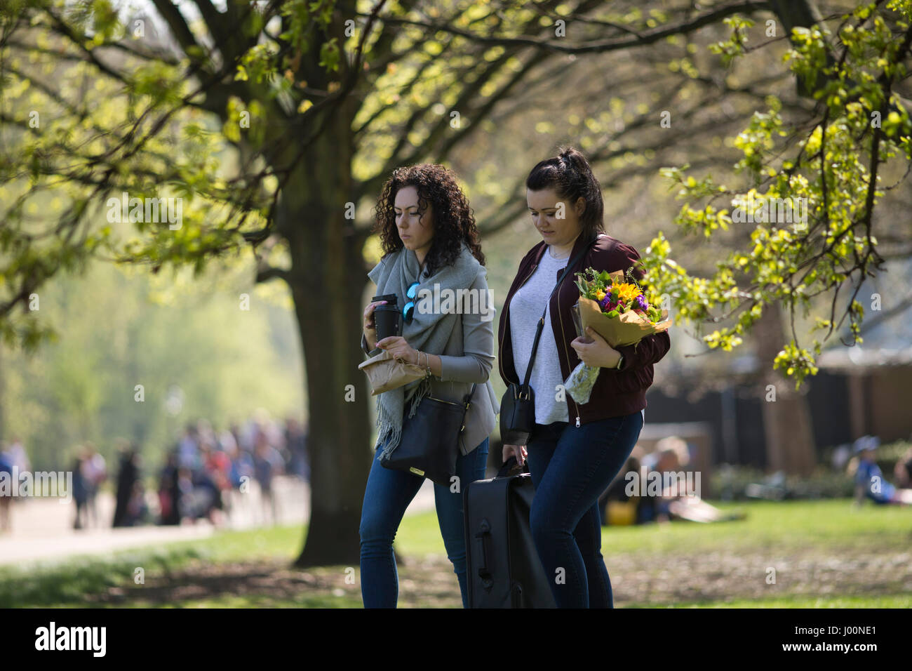 Lonodon, UK. 08 apr, 2017. Persone godersi le giornate di sole nel parco. 08 apr, 2017. Persone divertendosi in Hyde Park, Londra. Credito: Sebastian Remme/Alamy Live News Foto Stock