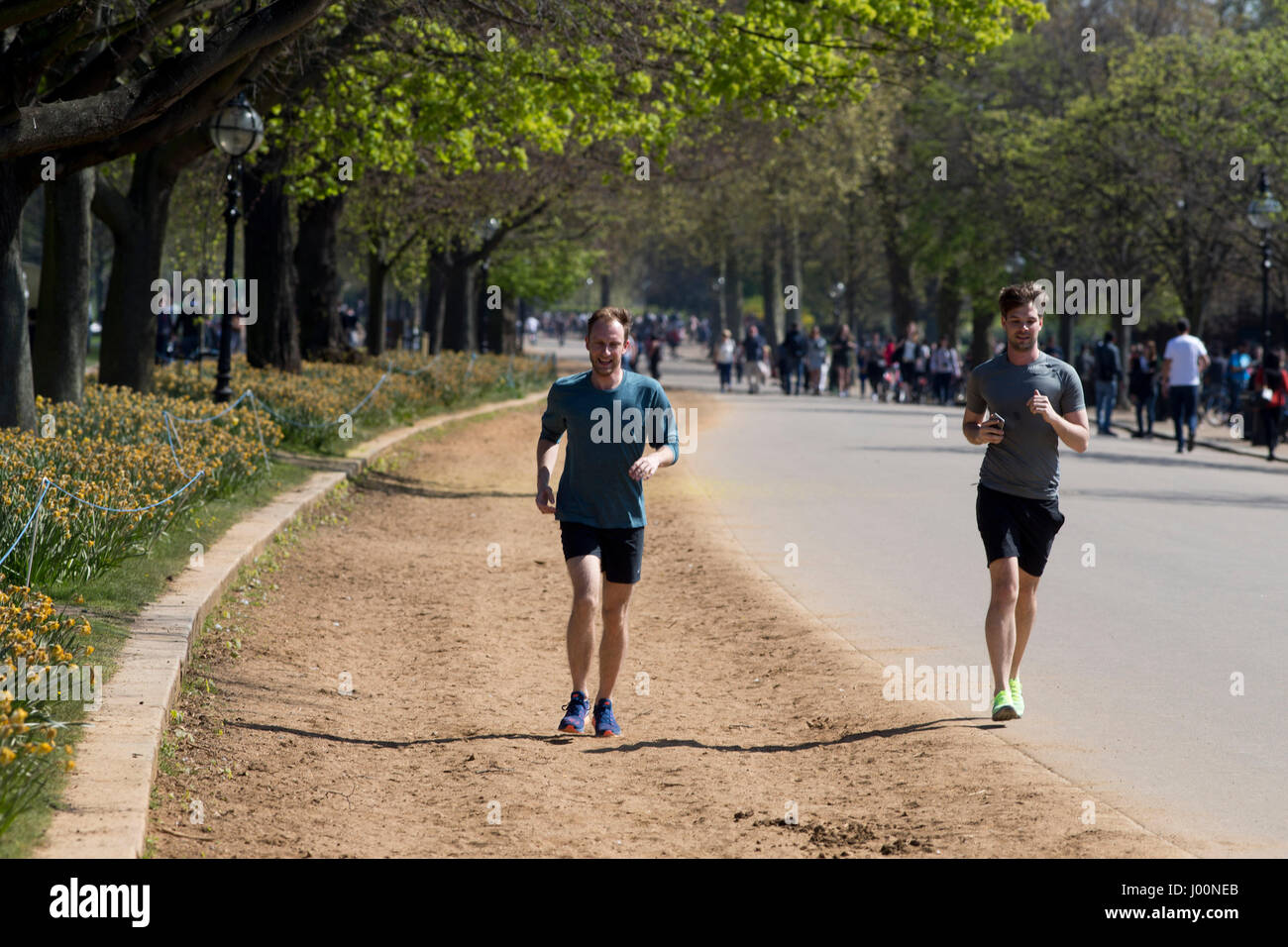 Lonodon, UK. 08 apr, 2017. Persone godersi le giornate di sole nel parco. 08 apr, 2017. Persone divertendosi in Hyde Park, Londra. Credito: Sebastian Remme/Alamy Live News Foto Stock