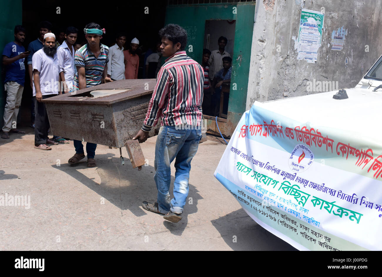 Dacca in Bangladesh. 08 apr, 2017. Dacca in Bangladesh - Aprile 08, 2017: funzionari del Bangladesh scollegare l'alimentazione del gas di una conceria a Hazaribagh, a Dhaka, nel Bangladesh, 8 aprile 2017. Il Dipartimento Ambiente ha condotto un drive per l'interruzione di energia elettrica, gas e acqua i collegamenti per le concerie di Hazaribagh nella capitale il sabato seguente un alto ordine del tribunale. Credito: SK Hasan Ali/Alamy Live News Foto Stock