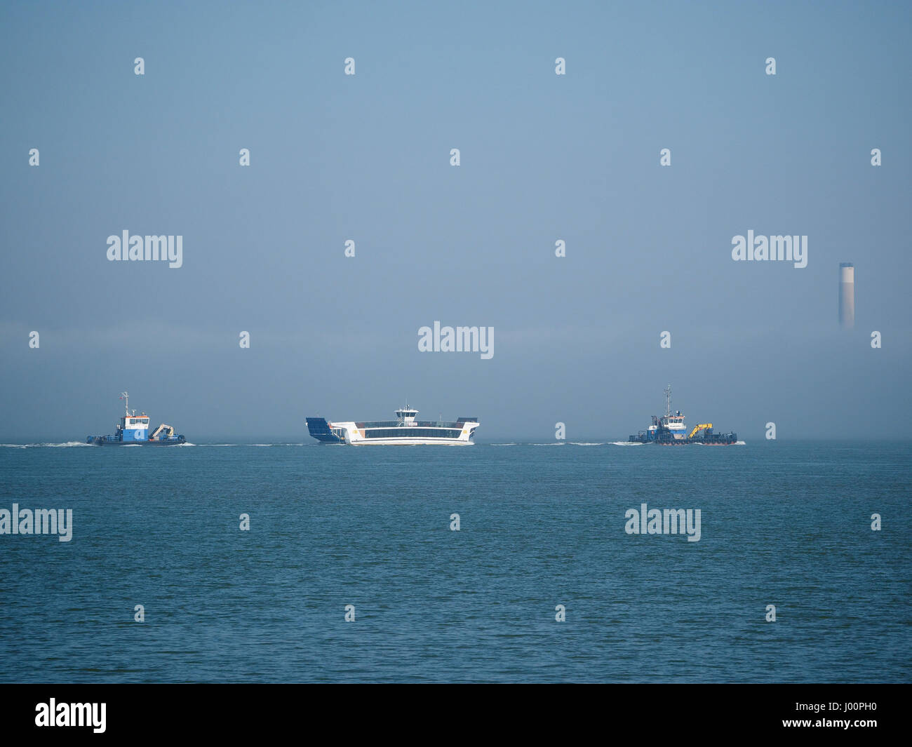 Cowes, Isle of Wight, Regno Unito. 8 apr, 2017. Il nuovo £ 3,2 milioni di traghetto a catena ponte galleggiante no6 viene rimorchiato attraverso il Solent in Cowes Harbour Porto e ormeggiato fino in Oriente Cowes in attesa di essere posizionato nella nuova atto quays a prendere le auto e passeggeri a piedi tra Oriente e Occidente Cowes, a causa di essere pronto per il servizio del prossimo mese. Foto Stock