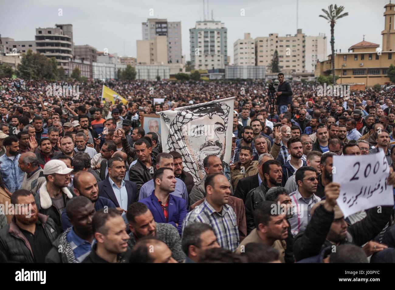 La striscia di Gaza. 8 apr, 2017. Autorità nazionale palestinese (ANP) che i dipendenti prendono parte a una protesta contro la decisione di ridurre i loro stipendi a Gaza City il 8 aprile 2017. Credito: Wissam Nassar/Xinhua/Alamy Live News Foto Stock