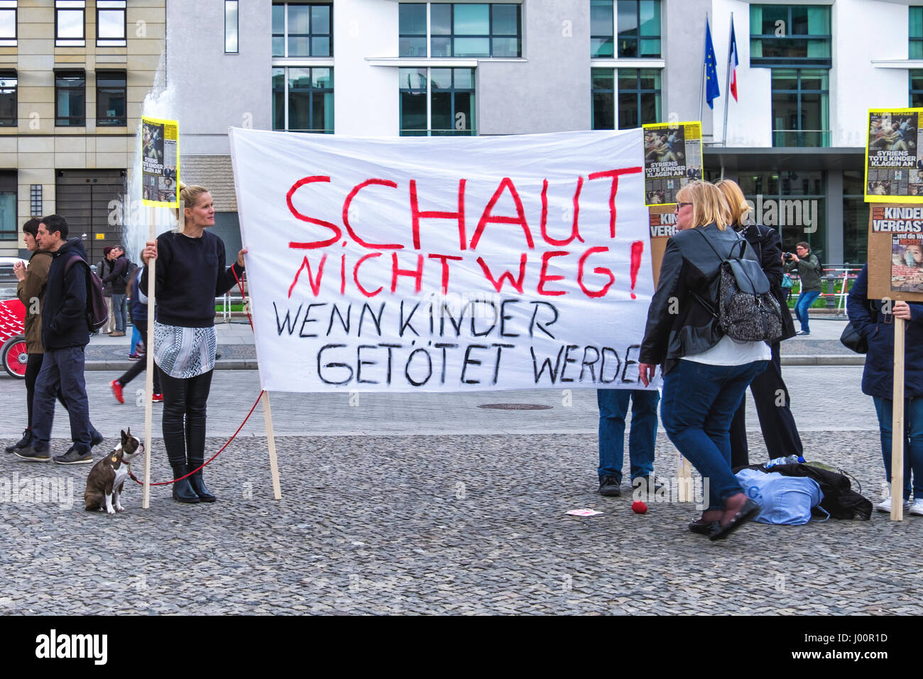 La germania,Berlino,Pariser Platz.8 Aprile 2017 Non guardare lontano quando i bambini sono sprigionati. Persone con striscioni e cartelloni protesta contro l uso di armi chimiche in Siria. © Eden Breitz/Alamy Live News Foto Stock