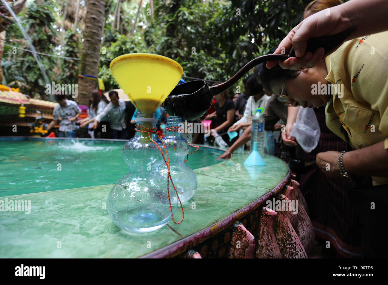 I visitatori prendere l'acqua lontano con loro in zucca-bottiglie sagomate in vendita al di fuori dei terreni sacri Foto Stock