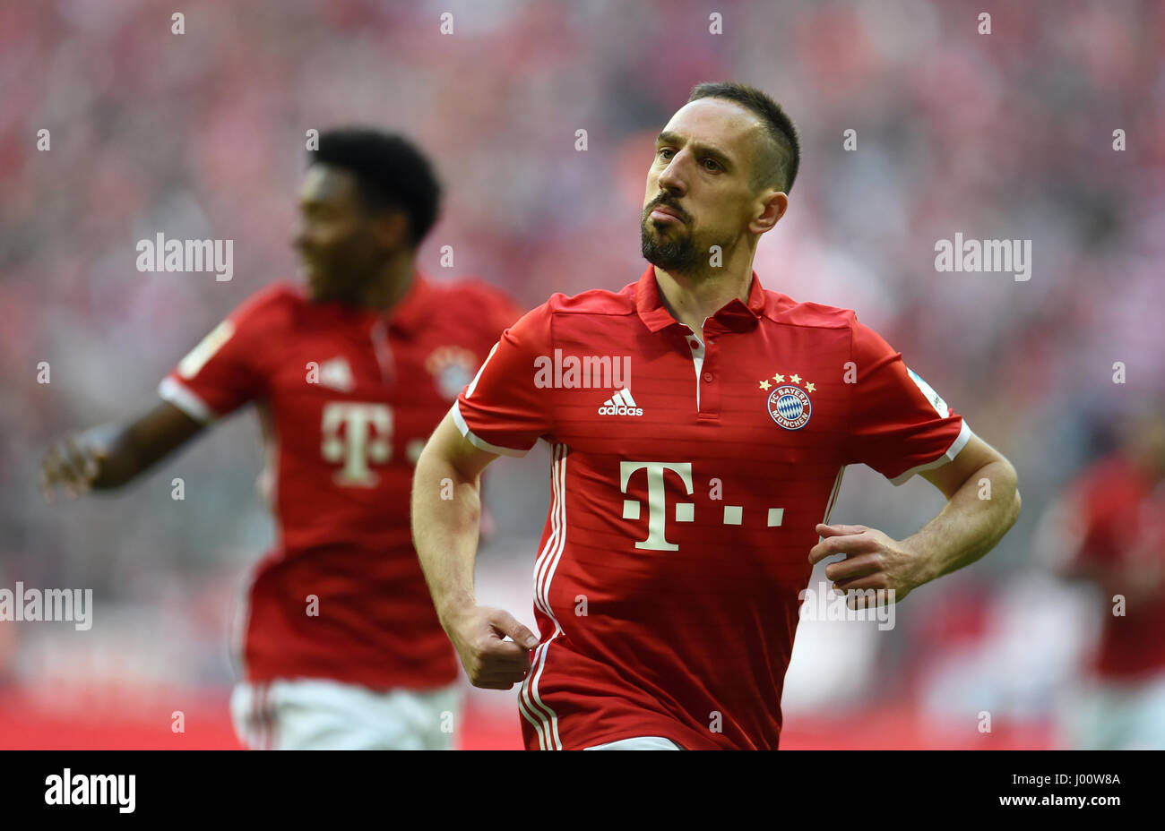 Monaco di Baviera Frank Ribéry (r) e David Alaba celebrare il 1:0 obiettivo durante la Bundesliga tedesca partita di calcio tra Bayern Monaco e Borussia Dortmund nello stadio Allianz Arena di Mun<ich, Germania, 8 aprile 2017. (EMBARGO CONDIZIONI - ATTENZIONE: grazie all'accreditamento guidlines, il DFL consente solo la pubblicazione e utilizzazione di fino a 15 immagini per corrispondenza su internet e nei contenuti multimediali in linea durante la partita.) Foto: Andreas Gebert/dpa Foto Stock