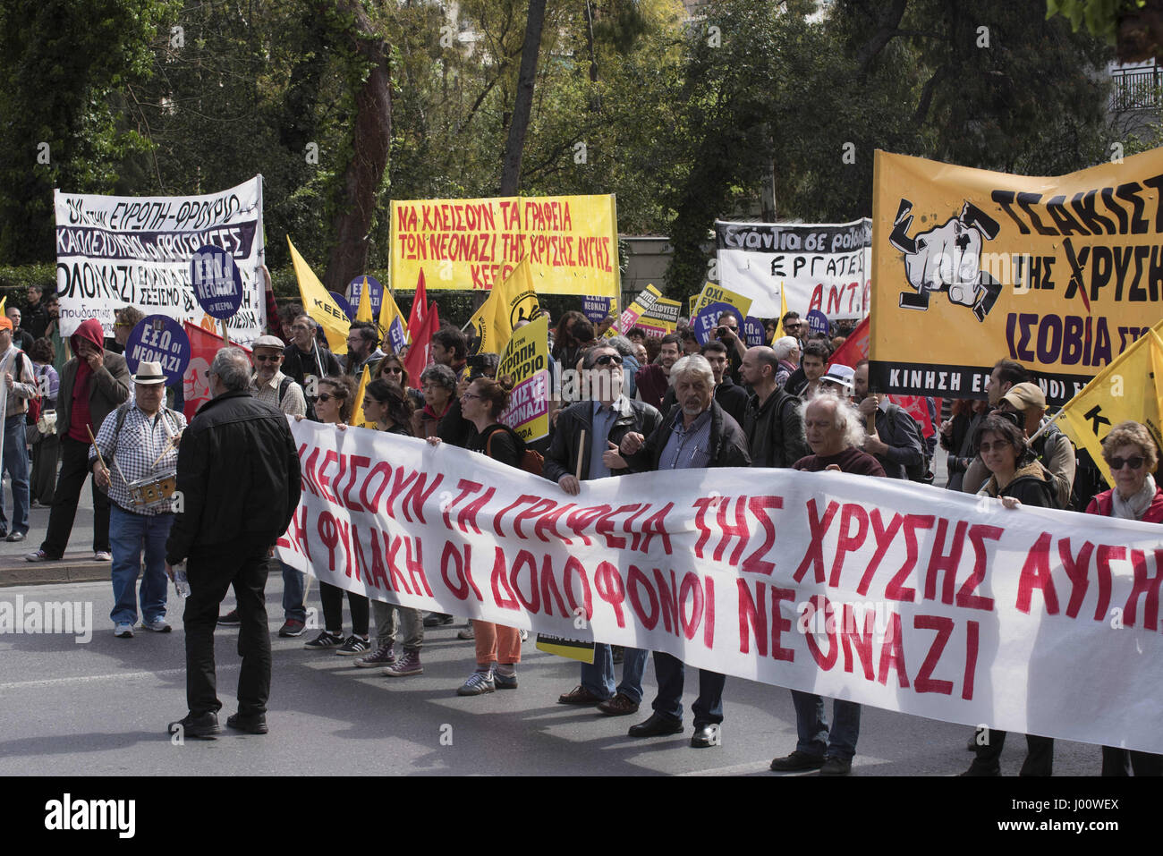 Atene, Grecia. 8 apr, 2017. Leftists marzo gridando slogan contro il fascismo e il Golden Dawn. Studente greco Alexis Lazaris recentemente è stato duramente picchiato e lasciato in stato di incoscienza, dopo essere stato attaccato da neo-nazisti. Golden Dawn gli stati Christos Zervas è stato messo in stato di custodia cautelare con le rapine e cariche di assalto dopo che egli è stato identificato come uno degli attaccanti. Credito: Nikolas Georgiou/ZUMA filo/Alamy Live News Foto Stock