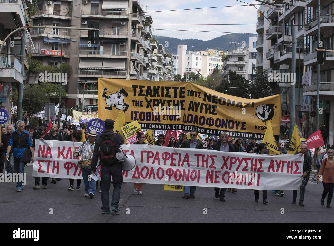 Atene, Grecia. 8 apr, 2017. Leftists marzo gridando slogan contro il fascismo e il Golden Dawn. Studente greco Alexis Lazaris recentemente è stato duramente picchiato e lasciato in stato di incoscienza, dopo essere stato attaccato da neo-nazisti. Golden Dawn gli stati Christos Zervas è stato messo in stato di custodia cautelare con le rapine e cariche di assalto dopo che egli è stato identificato come uno degli attaccanti. Credito: Nikolas Georgiou/ZUMA filo/Alamy Live News Foto Stock