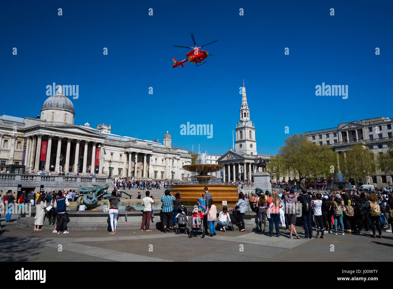 London's Air Ambulance atterra a Trafalgar Square in risposta a un incidente nelle vicinanze, Londra England Regno Unito Regno Unito Foto Stock