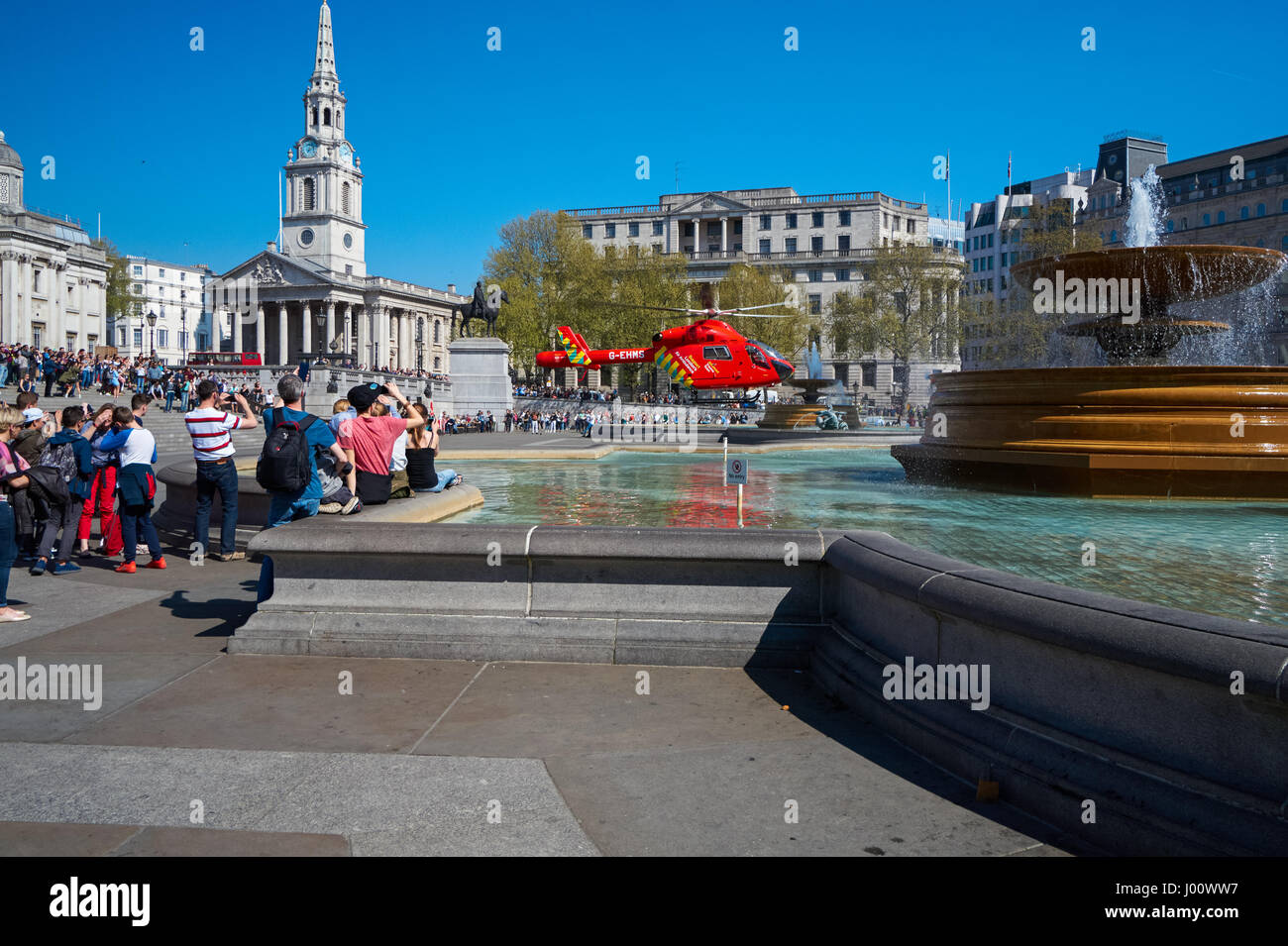London's Air Ambulance atterra a Trafalgar Square in risposta a un incidente nelle vicinanze, Londra England Regno Unito Regno Unito Foto Stock
