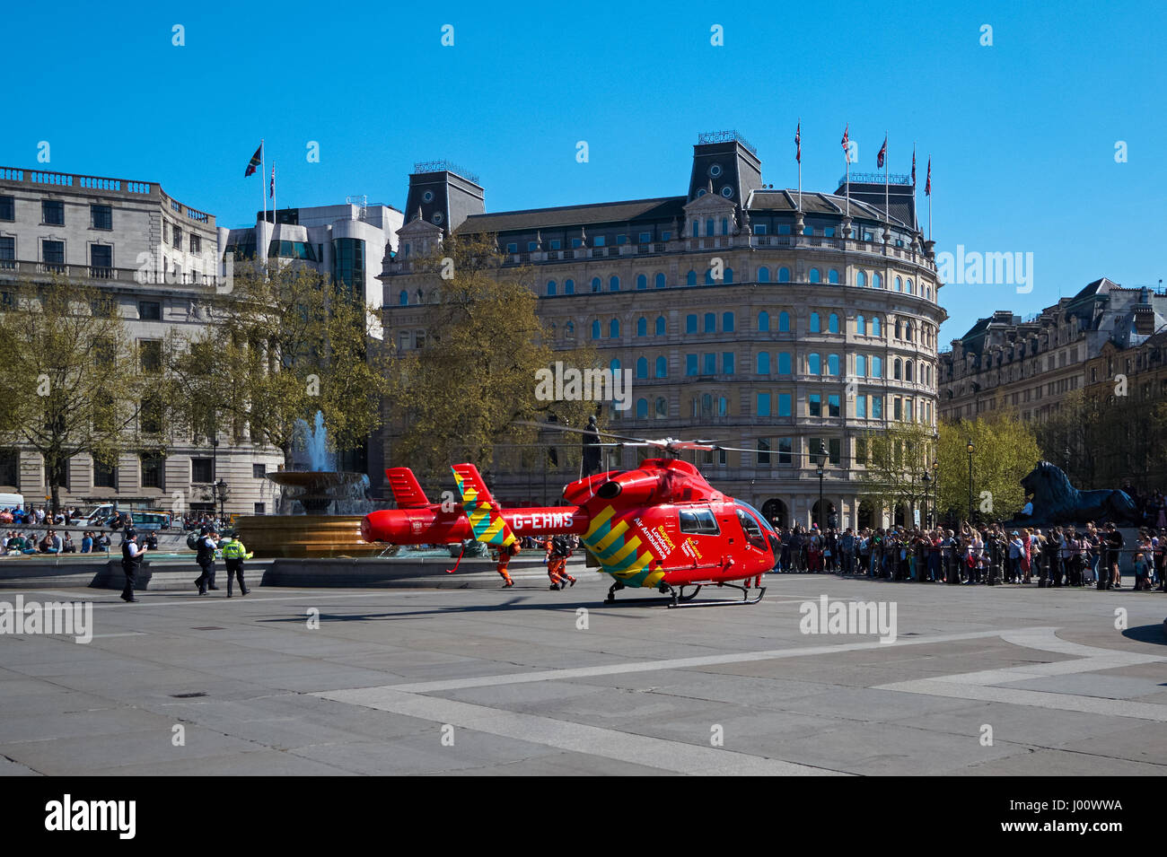 London's Air Ambulance atterra a Trafalgar Square in risposta a un incidente nelle vicinanze, Londra England Regno Unito Regno Unito Foto Stock