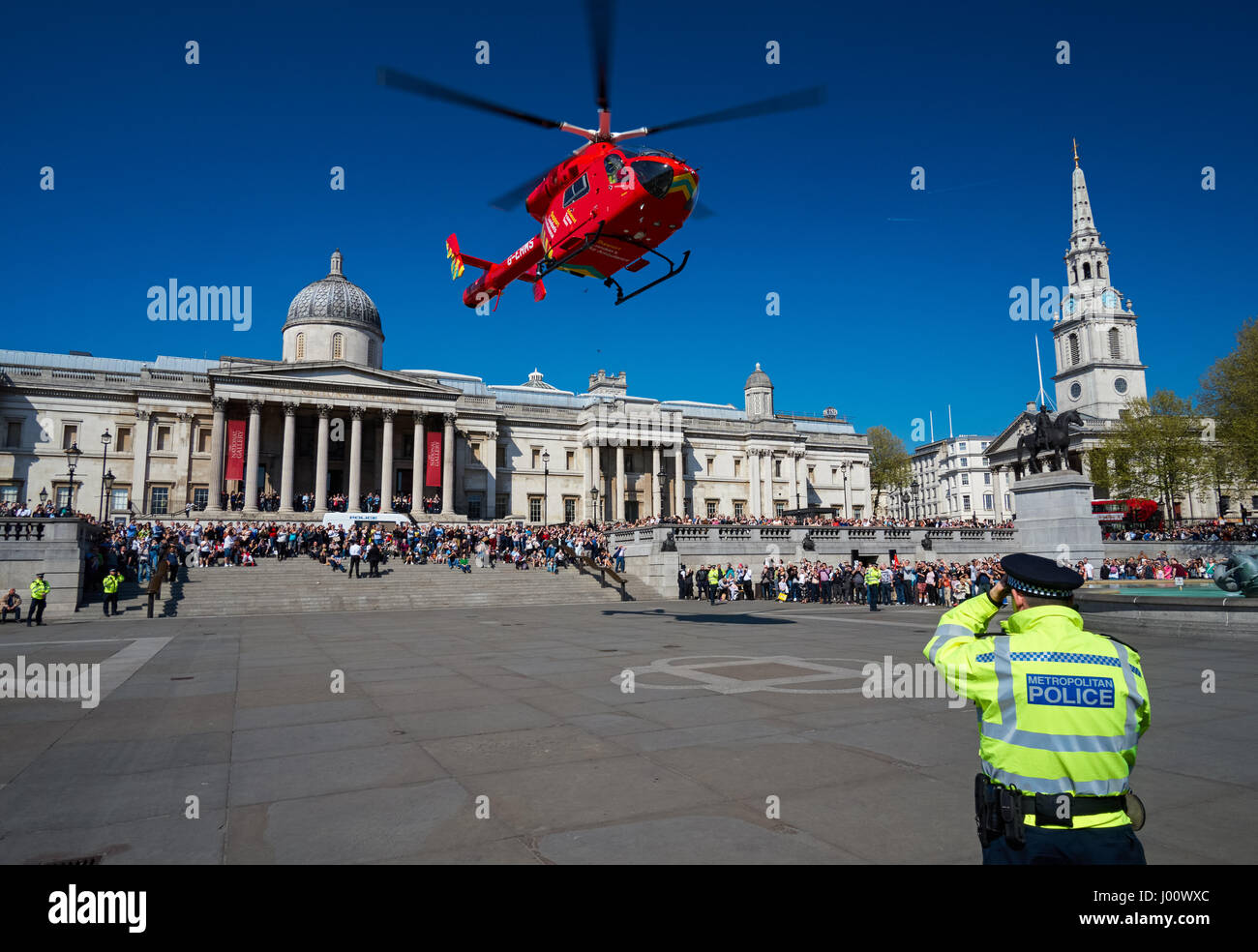 London's Air Ambulance atterra a Trafalgar Square in risposta a un incidente nelle vicinanze, Londra England Regno Unito Regno Unito Foto Stock