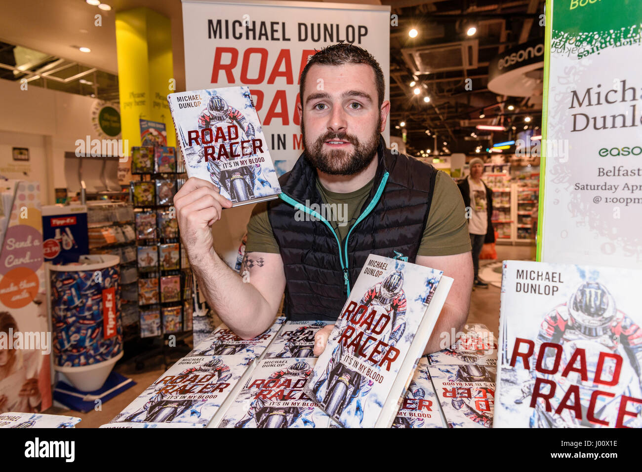 Belfast, Irlanda del Nord. 08 apr 2017 - il corridore motociclistico Michael Dunlop segni copie del suo nuovo libro "Road Racer: è nel mio sangue " a Easons book shop. Foto Stock