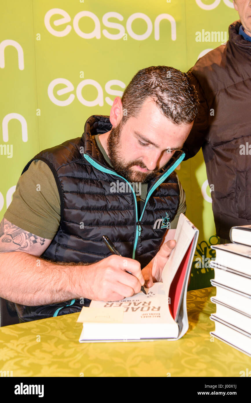 Belfast, Irlanda del Nord. 08 apr 2017 - il corridore motociclistico Michael Dunlop segni copie del suo nuovo libro "Road Racer: è nel mio sangue " a Easons book shop. Foto Stock