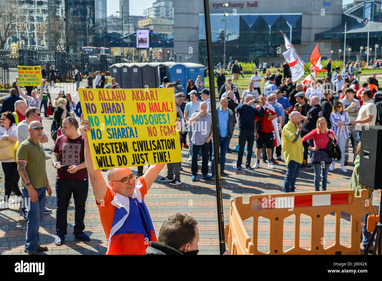 Birmingham, Regno Unito. 8 Aprile, 2017. Difesa inglese Leagle (EDL) tenere un rally nel centro di Birmingham, UK. Un importante argomento nella loro agenda è quello che pretende di essere un luogo in 'islamizzazione' della UK Credit: Alexandre Rotenberg/Alamy Live News Foto Stock