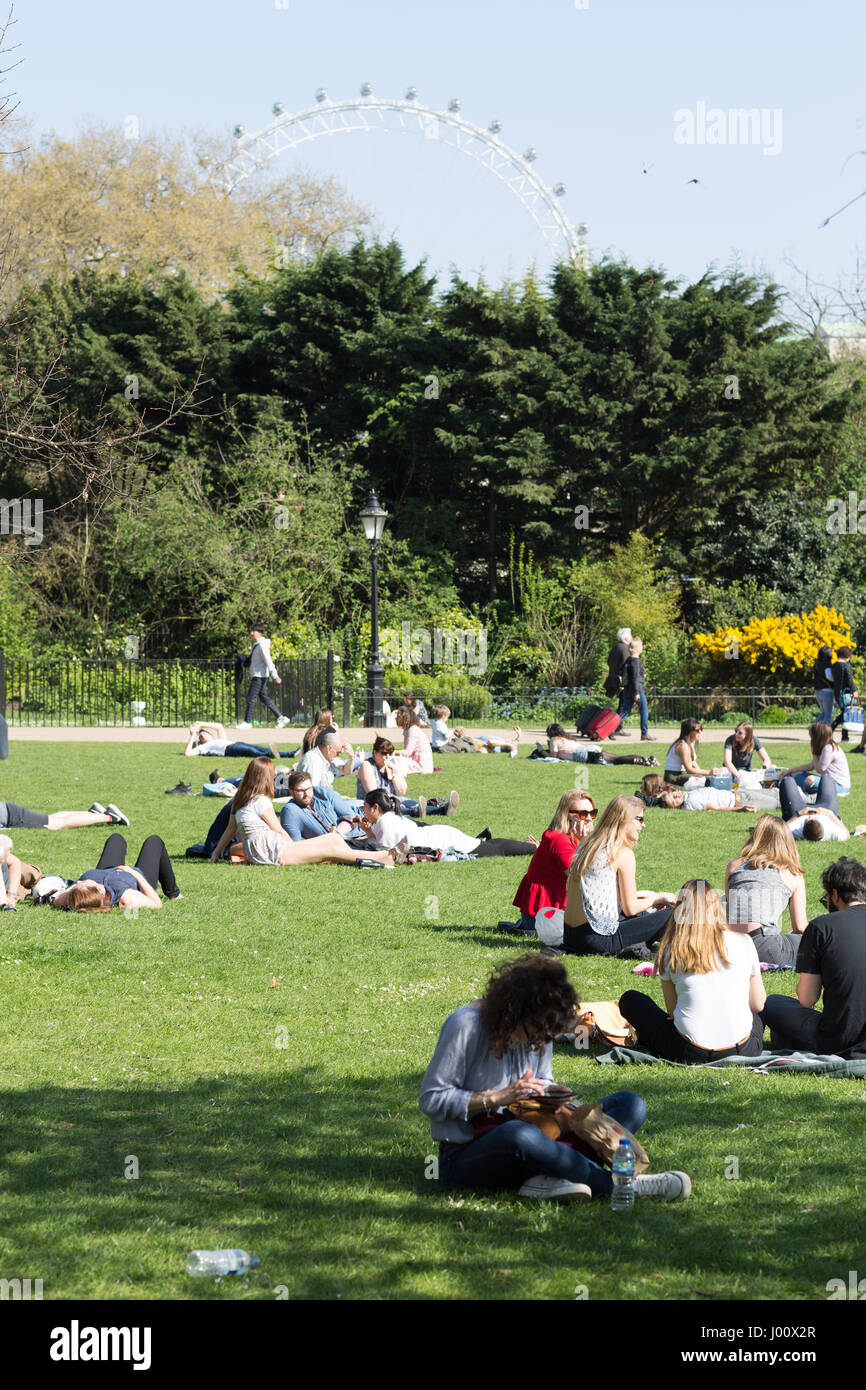 Londra, Regno Unito. 8 apr, 2017. Le persone sono godendo il sole in una calda giornata di aprile in St James Park Credit: Radek Bayek/Alamy Live News Foto Stock