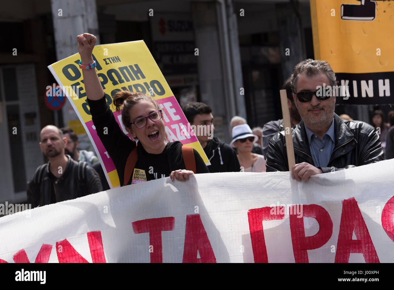 Leftists marzo gridando slogan contro il fascismo e il Golden Dawn. Studente greco Alexis Lazaris recentemente è stato duramente picchiato e lasciato in stato di incoscienza, dopo essere stato attaccato da neo-nazisti. Golden Dawn gli stati Christos Zervas è stato messo in stato di custodia cautelare con le rapine e cariche di assalto dopo che egli è stato identificato come uno degli attaccanti. © Nikolas Georgiou / Alamy Live News Foto Stock