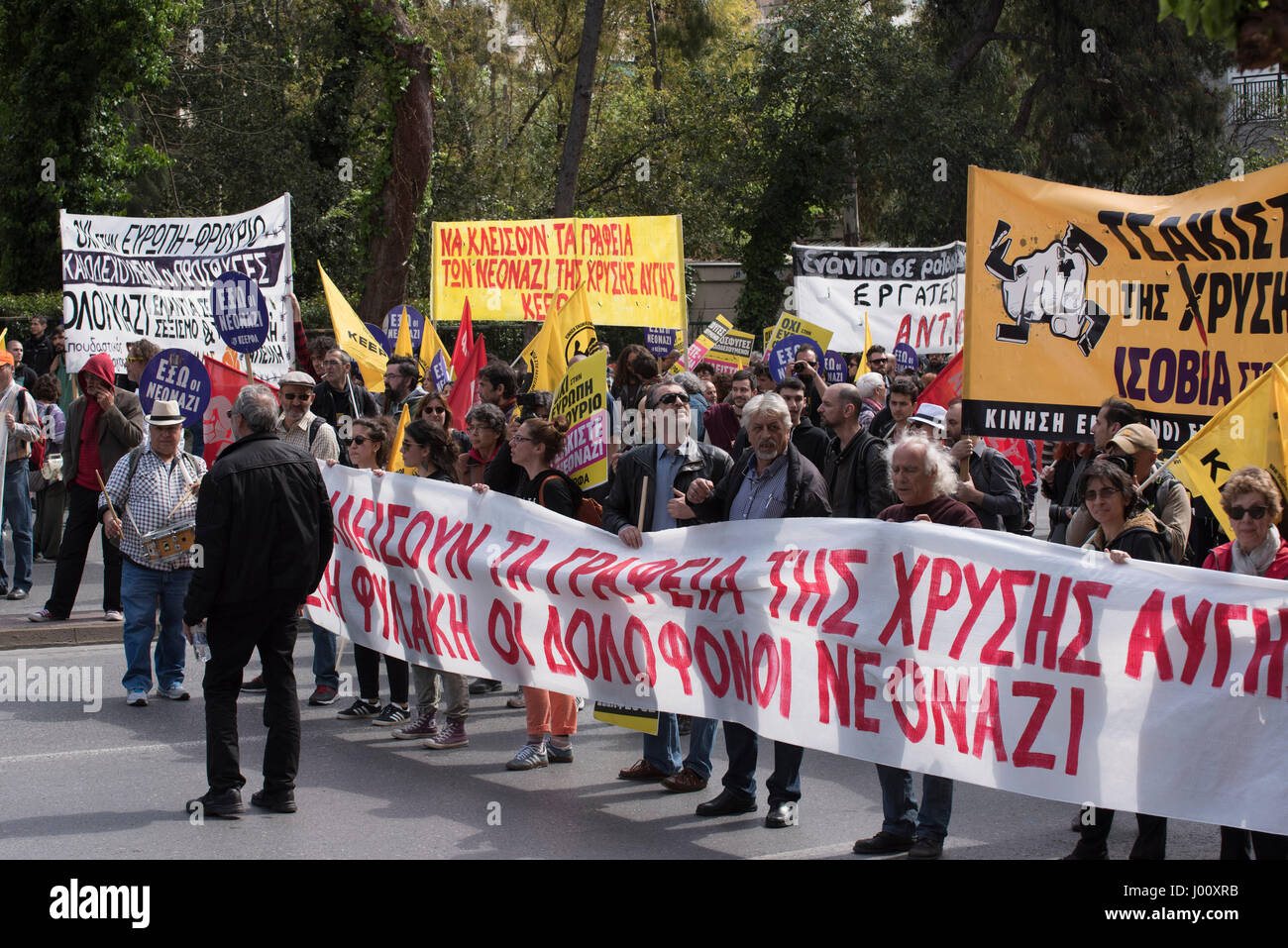 Leftists marzo gridando slogan contro il fascismo e il Golden Dawn. Studente greco Alexis Lazaris recentemente è stato duramente picchiato e lasciato in stato di incoscienza, dopo essere stato attaccato da neo-nazisti. Golden Dawn gli stati Christos Zervas è stato messo in stato di custodia cautelare con le rapine e cariche di assalto dopo che egli è stato identificato come uno degli attaccanti. © Nikolas Georgiou / Alamy Live News Foto Stock