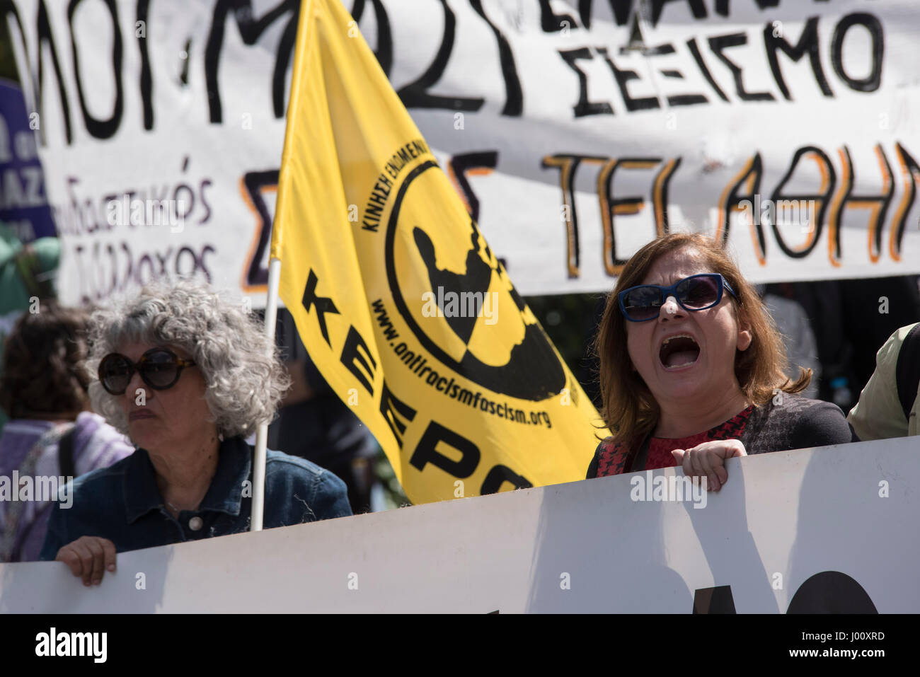 Leftists marzo gridando slogan contro il fascismo e il Golden Dawn. Studente greco Alexis Lazaris recentemente è stato duramente picchiato e lasciato in stato di incoscienza, dopo essere stato attaccato da neo-nazisti. Golden Dawn gli stati Christos Zervas è stato messo in stato di custodia cautelare con le rapine e cariche di assalto dopo che egli è stato identificato come uno degli attaccanti. © Nikolas Georgiou / Alamy Live News Foto Stock