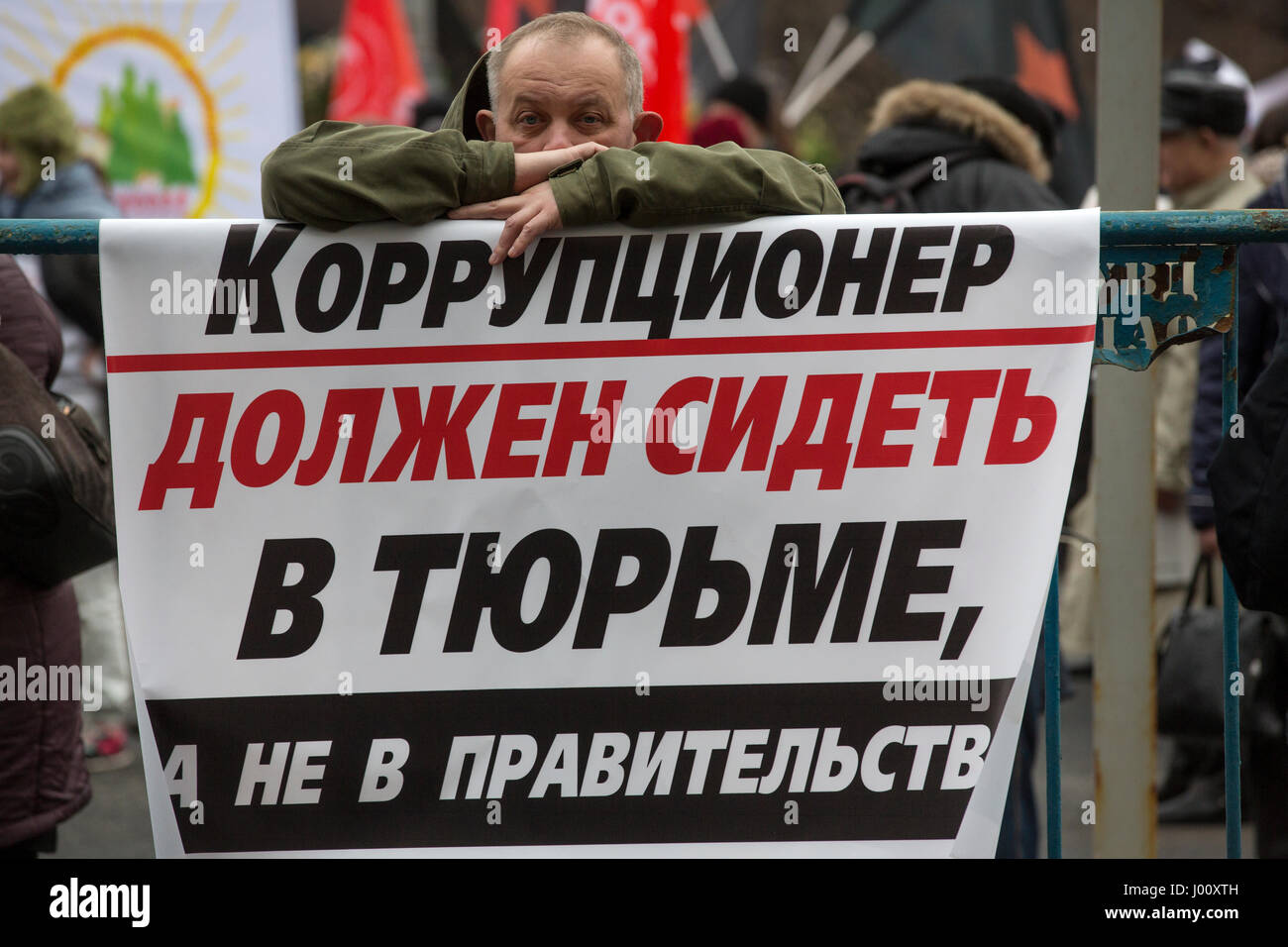 Mosca, Russia. 8th aprile 2017. Il partito comunista tiene un rally chiedendo le dimissioni del governo Dmitry Medvedev nel centro di Mosca, Russia. Un banner dice 'UN funzionario corrotto dovrebbe essere in prigione, non nel governo' Foto Stock