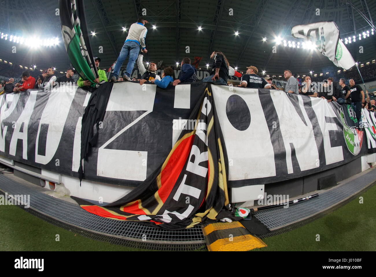 Torino, Italia. 08 apr, 2017. I fan della Juventus durante la serie di una partita di calcio tra Juventus e AC Chievo Verona a Juventus Stadium on April 08, 2017 a Torino, Italia. Il risultato finale della partita è 2-0. Credito: Massimiliano Ferraro/Alamy Live News Foto Stock