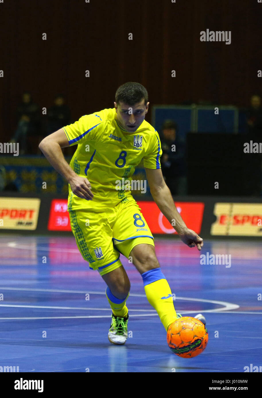 Kiev, Ucraina. 8h di aprile 2017. Sergiy Koval dell'Ucraina controlla una palla durante UEFA Futsal Euro 2018 partita di qualificazione contro il Belgio a Palats di sport a Kiev, Ucraina. Credito: Oleksandr Prykhodko/Alamy Live News Foto Stock