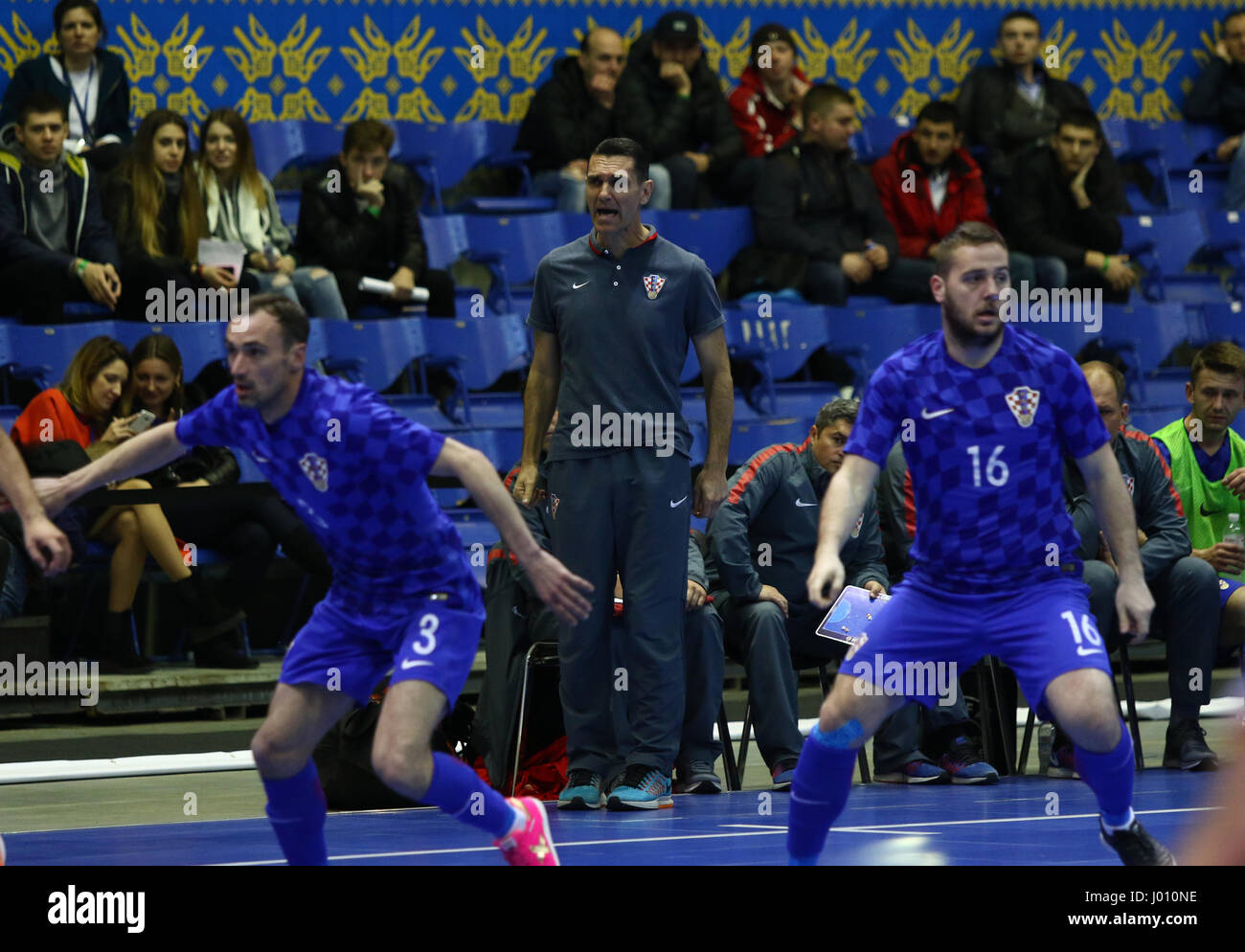 Kiev, Ucraina. 8h di aprile 2017. Allenatore della nazionale di Croazia Team Mato Stankovic guarda durante UEFA Futsal Euro 2018 partita di qualificazione contro il Montenegro a Palats di sport a Kiev, Ucraina. Credito: Oleksandr Prykhodko/Alamy Live News Foto Stock