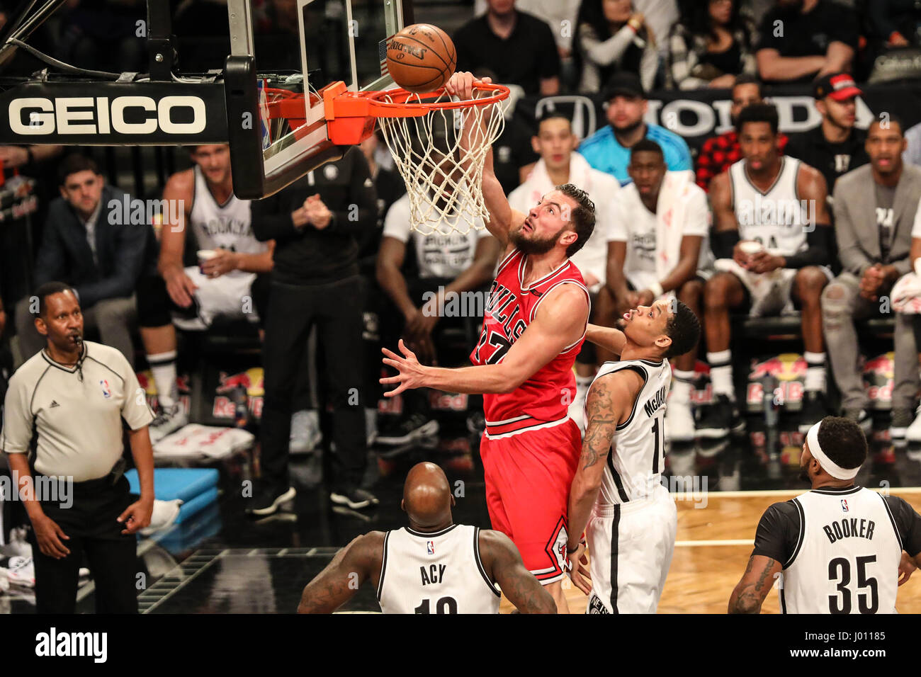 New York, Stati Uniti. 08 apr, 2017. NEW YORK, Stati Uniti d'America - 8 aprile: Joffrey Lauvergne dei Chicago Bulls contro McDaniels di Brooklyn Nets durante il gioco presso Barclays Center di Brooklyn, a New York il 8 aprile 2017 (Foto: William Volcov Brasile Photo Press) Credito: Brasile Photo Press/Alamy Live News Foto Stock