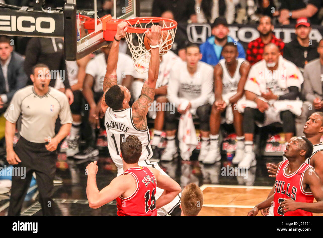 New York, Stati Uniti. 08 apr, 2017. NEW YORK, Stati Uniti d'America - 8 aprile: Paolo Zipser del Chicago Bulls contro McDaniels di Brooklyn Nets durante il gioco presso Barclays Center di Brooklyn, a New York il 8 aprile 2017 (Foto: William Volcov Brasile Photo Press) Credito: Brasile Photo Press/Alamy Live News Foto Stock