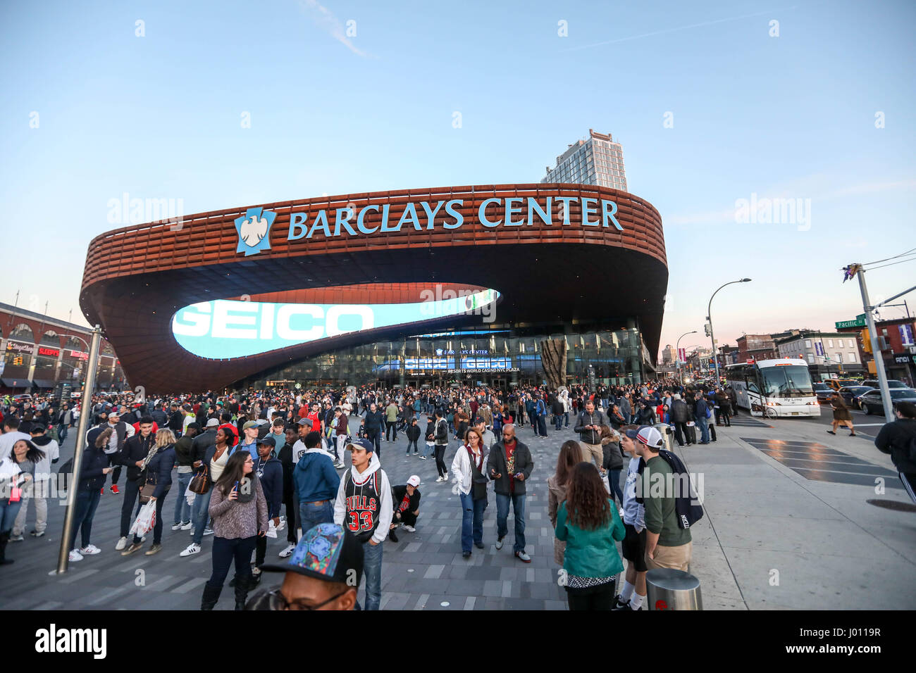 New York, Stati Uniti. 08 apr, 2017. NEW YORK, Stati Uniti d'America - 8 aprile: Vista della Barclays Center dove il confronto tra reti di Brooklyn e Chicago Bulls avviene a Brooklyn, New York il 8 aprile 2017 (Foto: William Volcov Brasile Photo Press) Credito: Brasile Photo Press/Alamy Live News Foto Stock